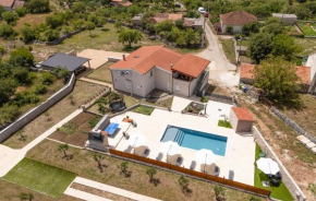 5 Bedroom Amazing Home In Bogatic